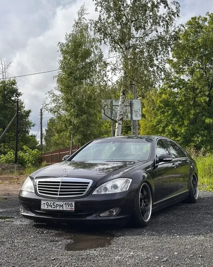 Чёрный Mercedes S-класса перед выкупом